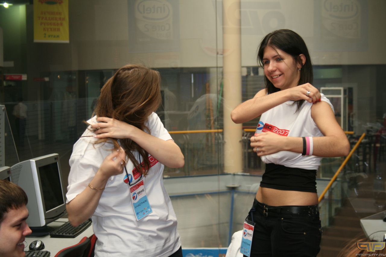 Девушки в раздевалке перед скрытой камерой - порно видео на intim-top.ru